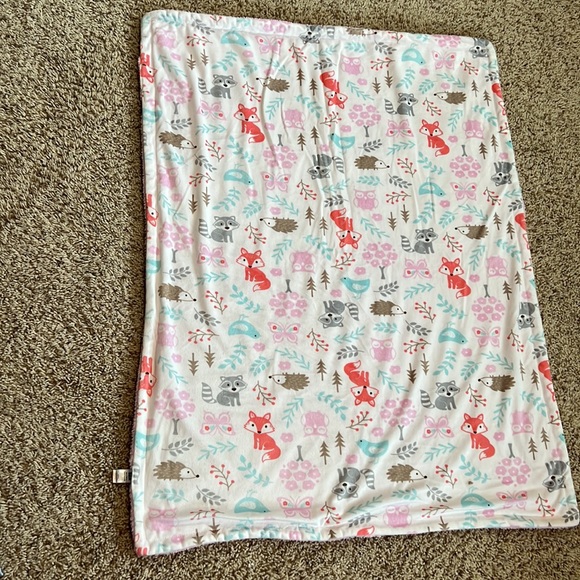 BNWOT super soft & cuddly girl’s Woodland Animal-themed reversible baby blanket - Picture 2 of 9